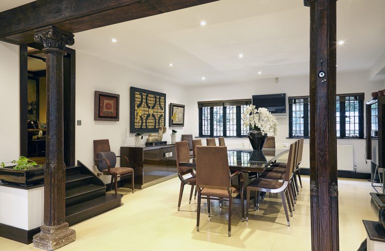 Cedar KT2 - informal dining table - london houses - shootfactory location