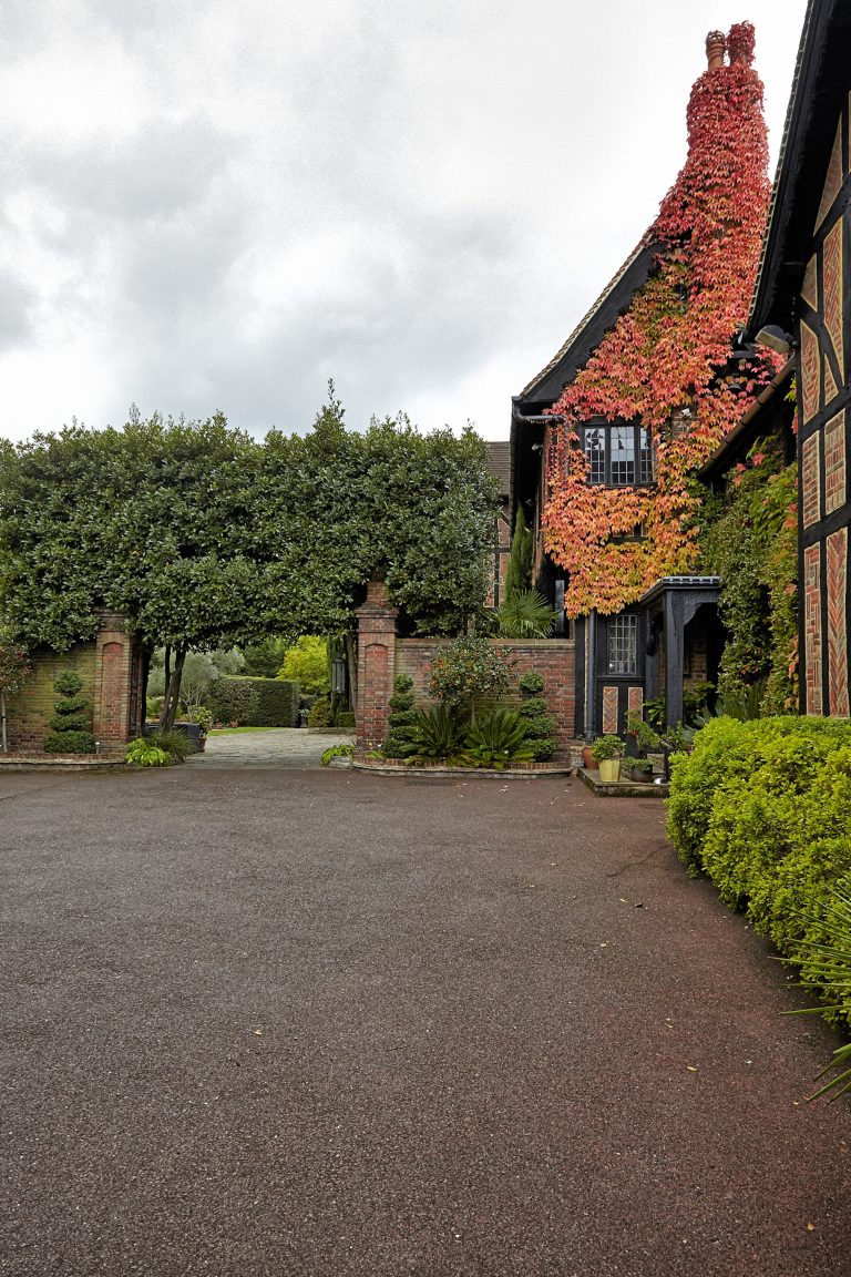Cedar KT2 - parking area - london houses - shootfactory location