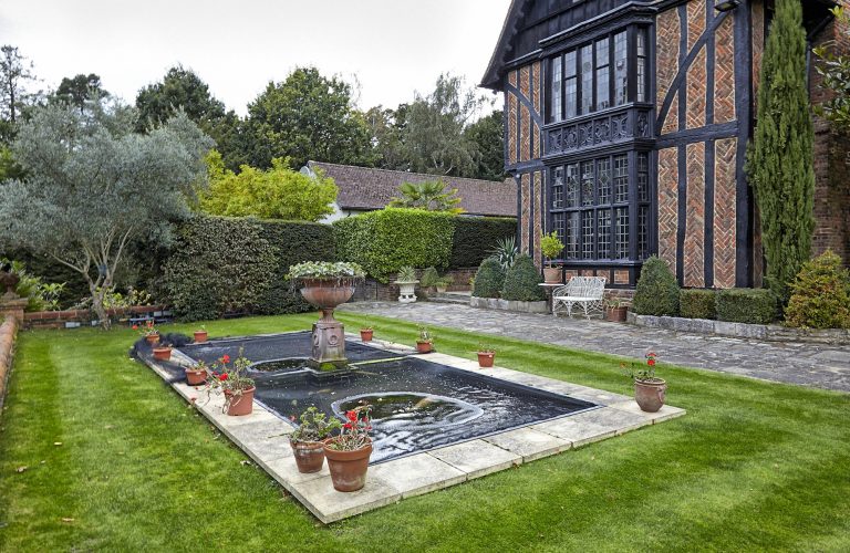 Cedar KT2 - pond - london houses - shootfactory location