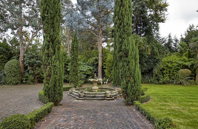 Cedar KT2 - garden fountain - london houses - shootfactory location