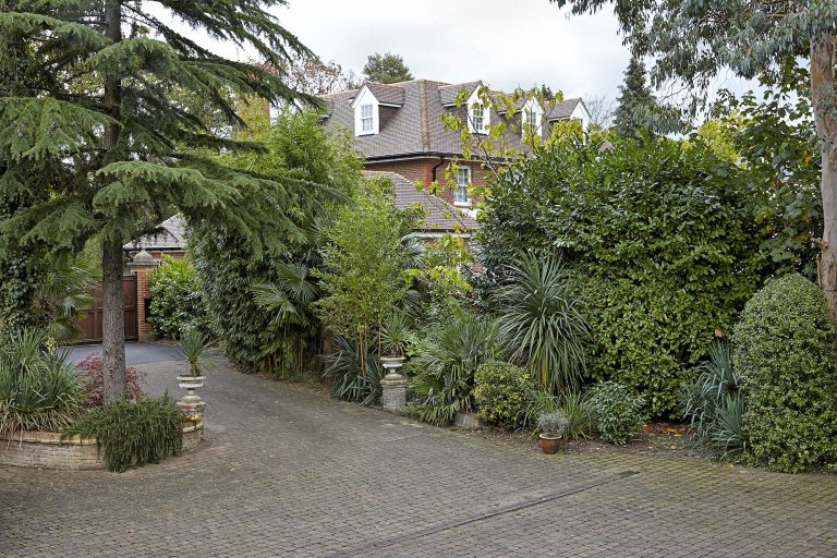 Cedar KT2 - property entrance - london houses - shootfactory location