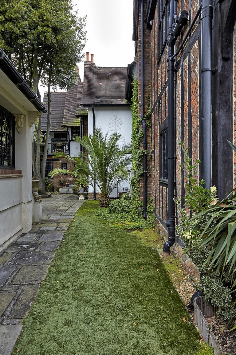 Cedar KT2 - small lawn - london houses - shootfactory location