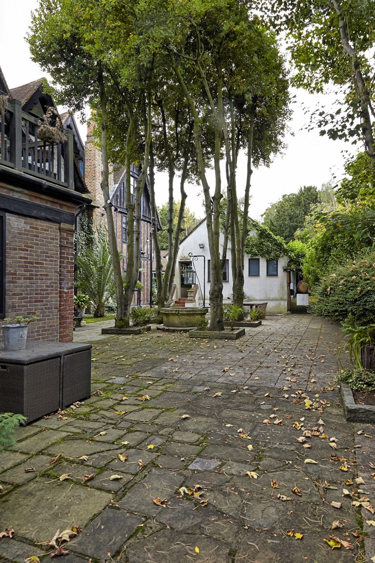 Cedar KT2 - large paved area - london houses - shootfactory location