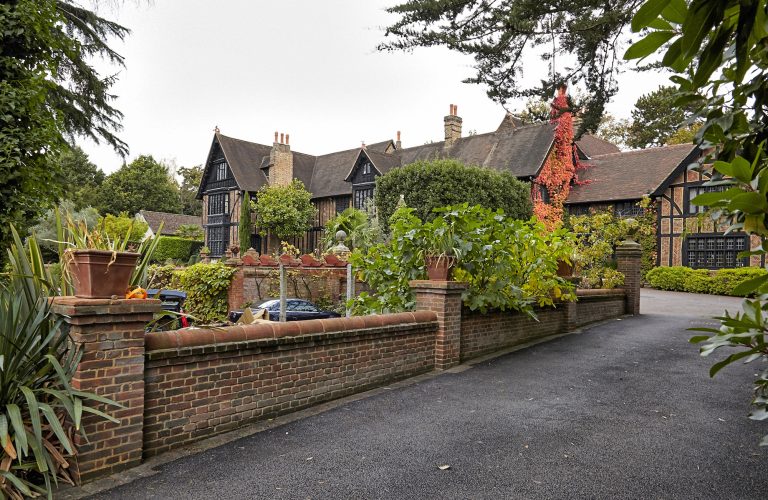 Cedar KT2 - large driveway - london houses - shootfactory location