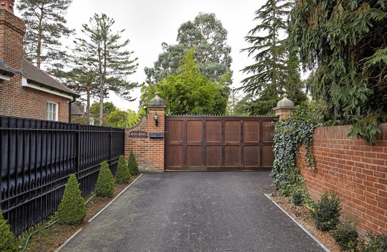 Cedar KT2 -entrance gates - london houses - shootfactory location
