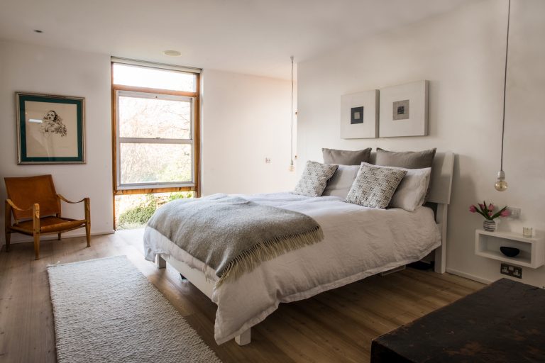Berkhamsted HP4 - double bedroom with large window overlooking garden - other uk houses - shootfactory location