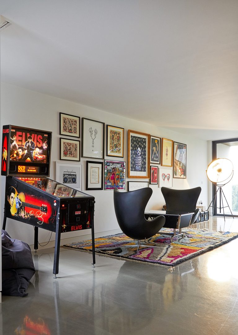 Hurst N6 - pinball machine - london houses - shootfactory location