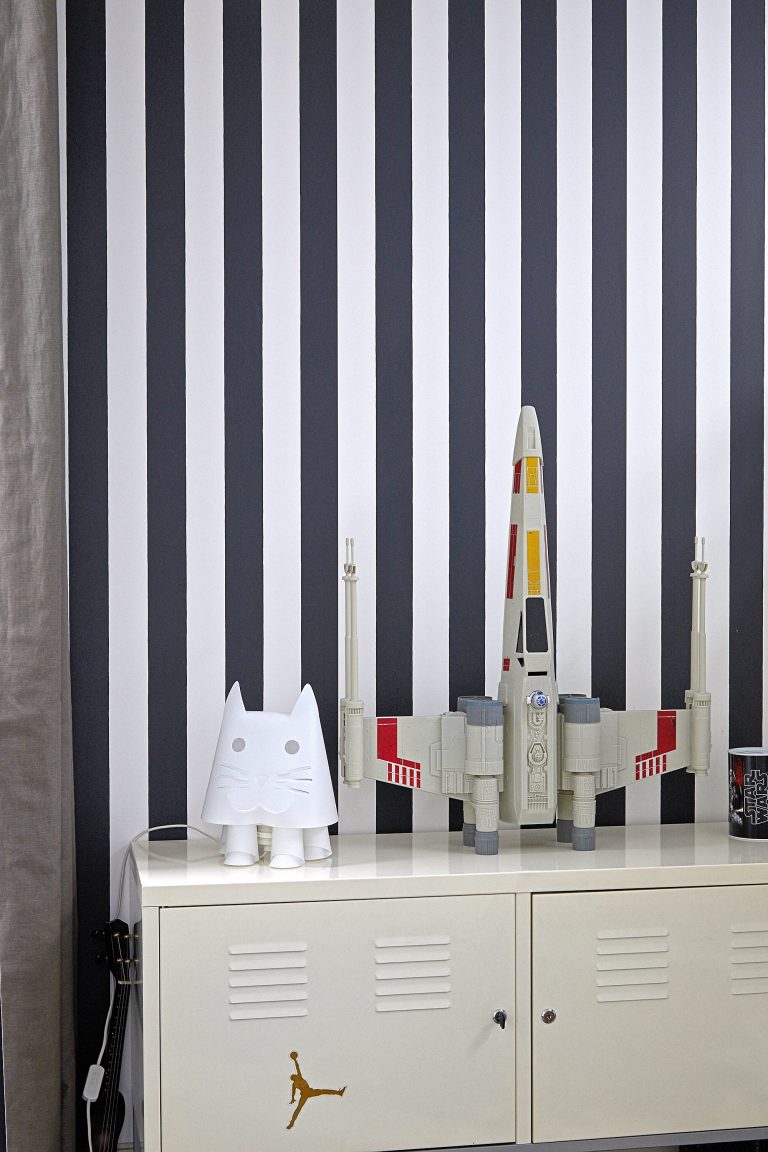 Hurst N6 - striped wallpaper - london houses - shootfactory location