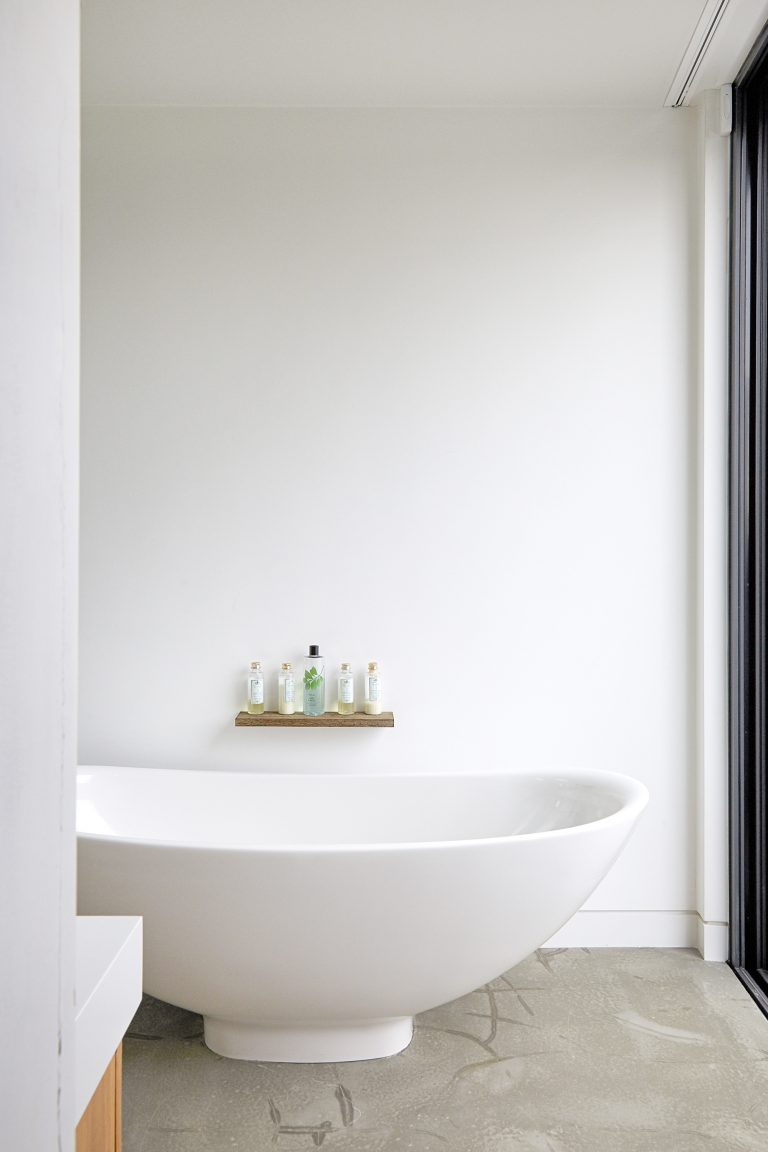 Hurst N6 - white freestanding bath and concrete floor - london houses - shootfactory location
