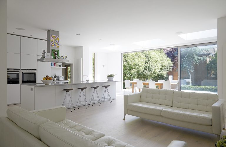 Kitchen/dining/family room has full height sliding doors / WANDSWORTH LONDON, SW18- Location House - SHOOTFACTORY