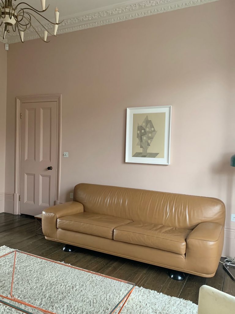 Pink sitting room with leather sofa/BROOKE LONDON E5/Shootfactory/London location house