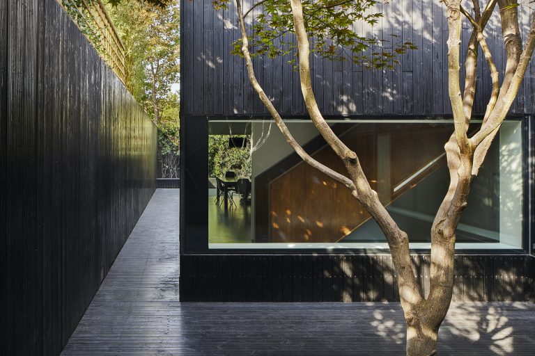A striking architect designed timber house / BEAUVOIR LONDON, N1 - Updated Architect Designed Location House - SHOOTFACTORY