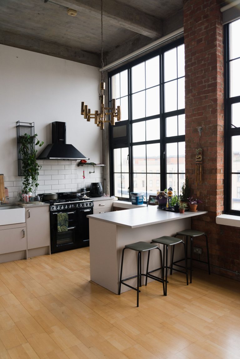 Industrial style kitchen with a ceiling height of 13ft / POVEY LONDON, E5 - Location House - SHOOTFACTORY