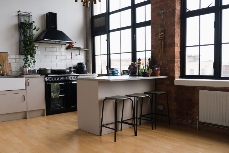 Kitchen with movable island / POVEY LONDON, E5 - Location House - SHOOTFACTORY