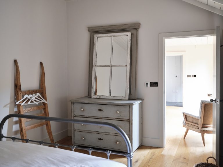 RUSTIC BEDROOM FURNITURE - HAGUE BARN HENLEY ON THAMES, RG9 - SHOOTFACTORY - OTHER UK LOCATION HOUSE