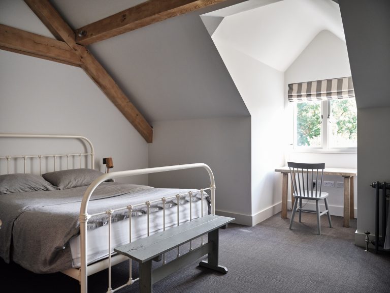RUSTIC BEROOM WITHIN THE EAVES OF AN OAK FRAMED BARN - HAGUE BARN HENLEY ON THAMES, RG9 - SHOOTFACTORY - OTHER UK LOCATION HOUSE