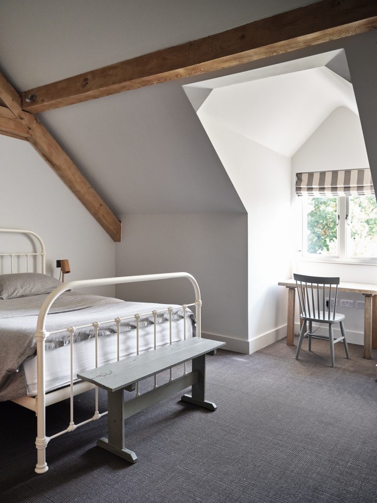 RUSTIC BEROOM WITHIN AN OAK FRAMED BARN -HAGUE BARN HENLEY ON THAMES, RG9 - SHOOTFACTORY - OTHER UK LOCATION HOUSE