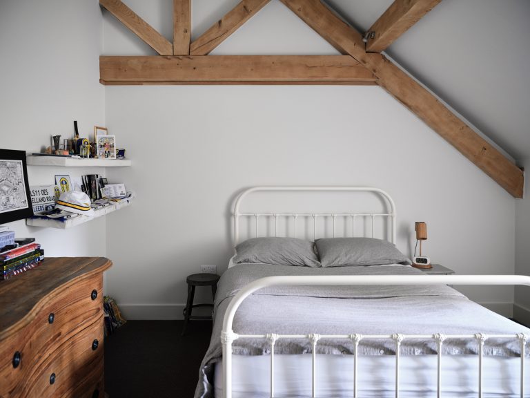 RUSTIC BEROOM FURNITURE WITHIN THE EAVES OF AN OAK FRAMED BARN - HAGUE BARN HENLEY ON THAMES, RG9 - SHOOTFACTORY - OTHER UK LOCATION HOUSE