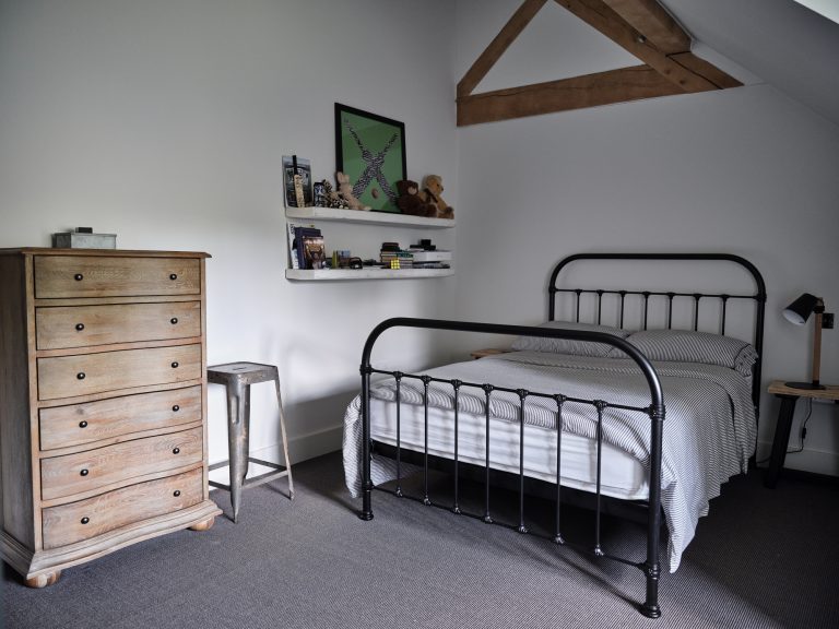 RUSTIC BEDROOM - HAGUE BARN HENLEY ON THAMES, RG9 - SHOOTFACTORY - OTHER UK LOCATION HOUSE