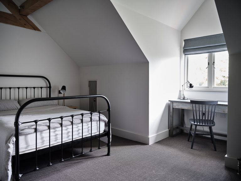 RUSTIC BEROOM SET WITHIN THE EAVES OF AN OAK FRAMED BARN -HAGUE BARN HENLEY ON THAMES, RG9 - SHOOTFACTORY - OTHER UK LOCATION HOUSE