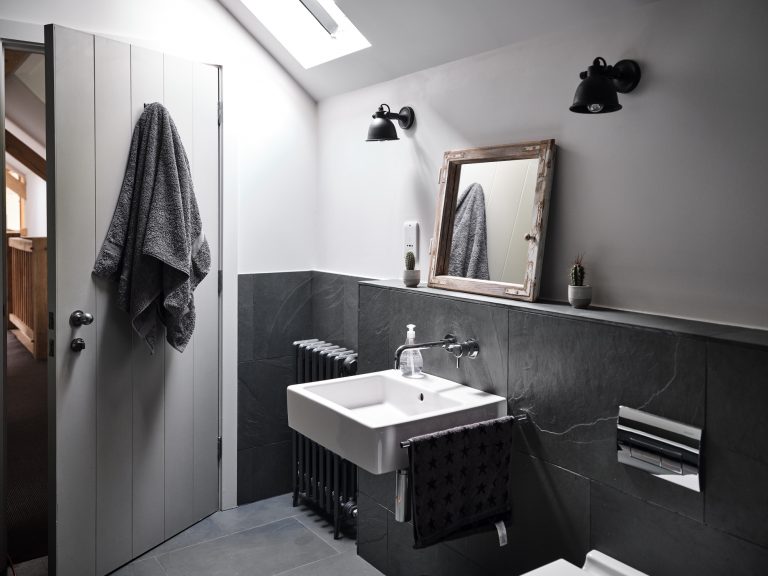 WALL MOUNTED BATHROOM BASIN AND MIRROR - HAGUE BARN HENLEY ON THAMES, RG9 - SHOOTFACTORY - OTHER UK LOCATION HOUSE