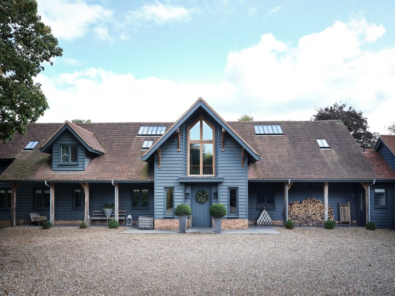 FRONT ELEVATION OF OAK FRAMED BARN - HAGUE BARN HENLEY ON THAMES, RG9 - SHOOTFACTORY - OTHER UK LOCATION HOUSE