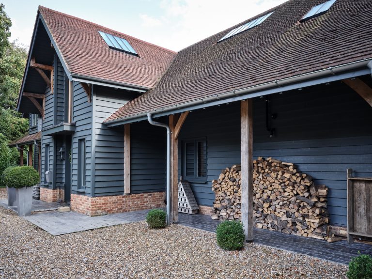 SIDE ELEVATION OF OAK FRAMED BARN - HAGUE BARN HENLEY ON THAMES, RG9 - SHOOTFACTORY - OTHER UK LOCATION HOUSE