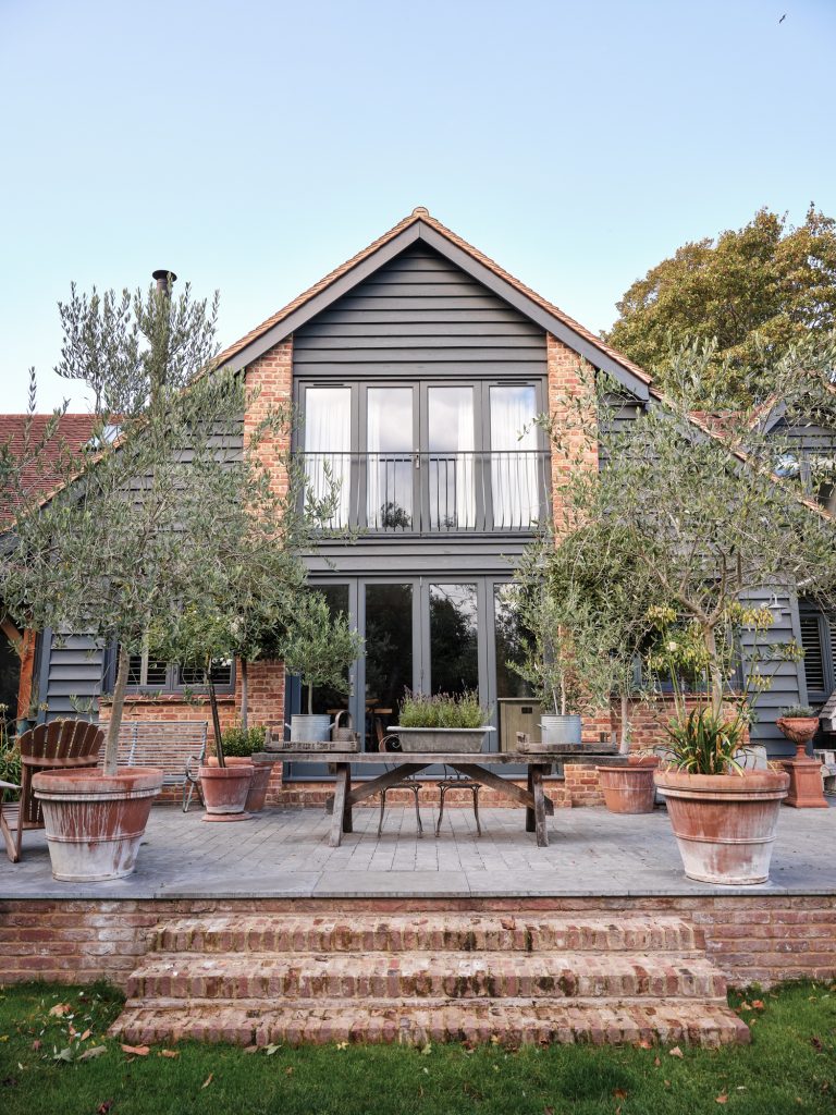 OAK FRAMED BARN BACK ELEVATION - HAGUE BARN HENLEY ON THAMES, RG9 - SHOOTFACTORY - OTHER UK LOCATION HOUSE