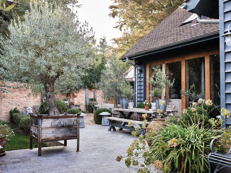 RUSTIC COURT YARD - HAGUE BARN HENLEY ON THAMES, RG9 - SHOOTFACTORY - OTHER UK LOCATION HOUSE