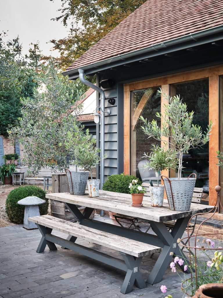 RUSTIC GARDEN TABLE AND BENCH - HAGUE BARN HENLEY ON THAMES, RG9 - SHOOTFACTORY - OTHER UK LOCATION HOUSE