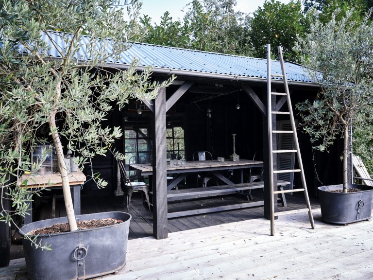 OUT DOOR DINING AREA - HAGUE BARN HENLEY ON THAMES, RG9 - SHOOTFACTORY - OTHER UK LOCATION HOUSE