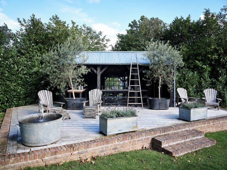 OUT DOOR DINING AREA AND PATIO WITH RUSTIC GARDEN FURNITURE - HAGUE BARN HENLEY ON THAMES, RG9 - SHOOTFACTORY - OTHER UK LOCATION HOUSE