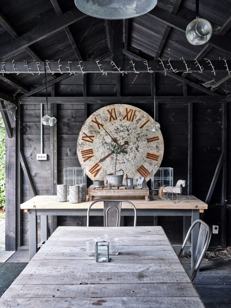 OUT DOOR DINING AREA WITH RUSTIC HOME ACCESSORIES - HAGUE BARN HENLEY ON THAMES, RG9 - SHOOTFACTORY - OTHER UK LOCATION HOUSE