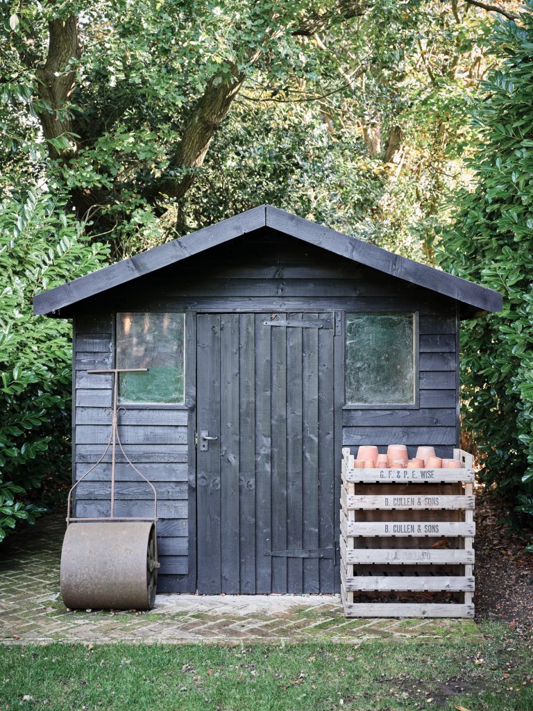 BLACK PAINTED GARDEN SHED - HAGUE BARN HENLEY ON THAMES, RG9 - SHOOTFACTORY - OTHER UK LOCATION HOUSE