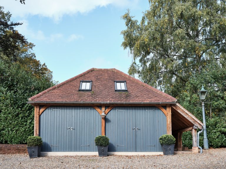 OAK FRAMED DOUBLE CAR GARAGE - HAGUE BARN HENLEY ON THAMES, RG9 - SHOOTFACTORY - OTHER UK LOCATION HOUSE