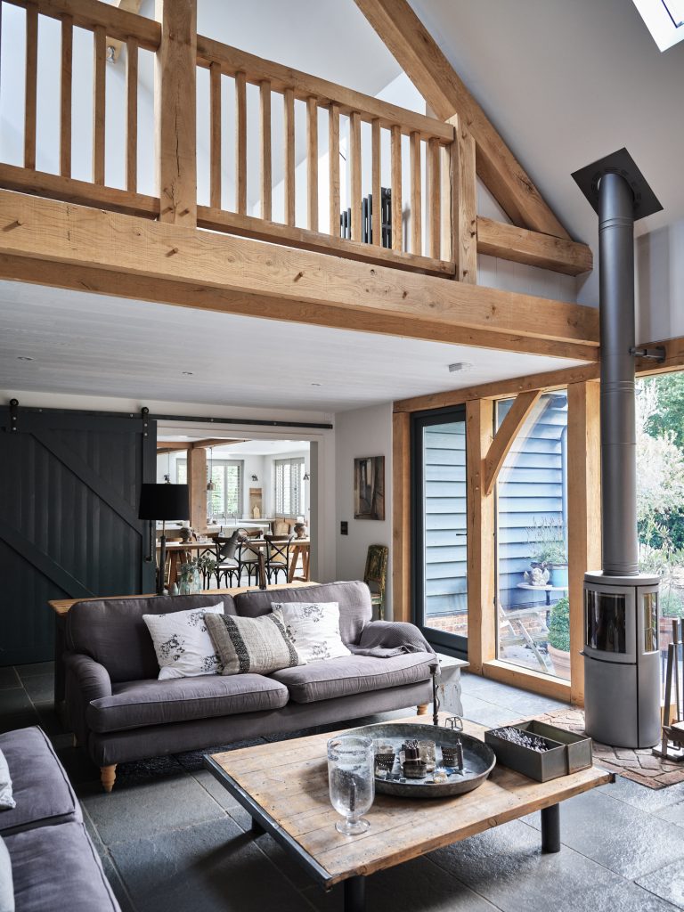 LOUNGE WITH VAULTED CEILING AND LOG BURNING STOVE - HAGUE BARN HENLEY ON THAMES, RG9 - SHOOTFACTORY - OTHER UK LOCATION HOUSE