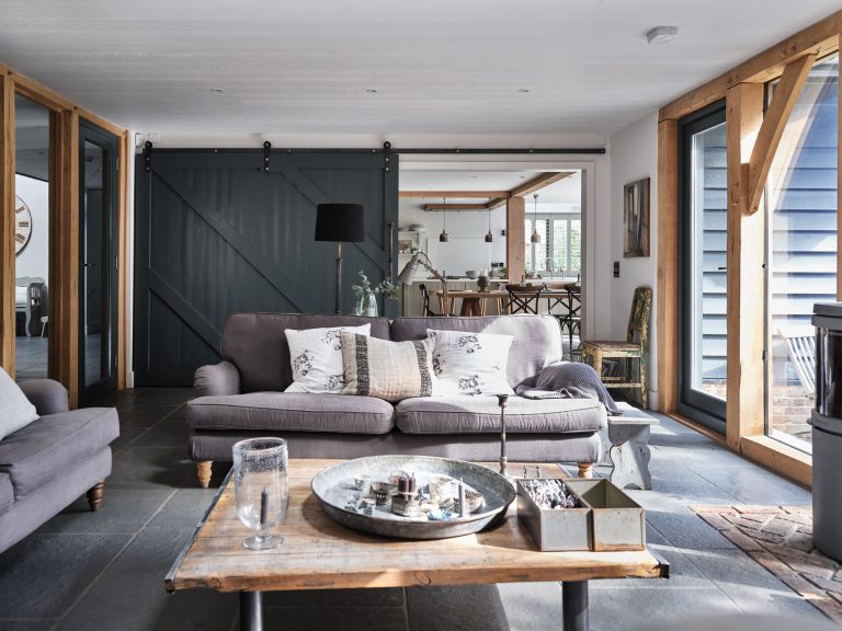 LOUNGE WITH SOFA AND COFFEE TABLE - HAGUE BARN HENLEY ON THAMES, RG9 - SHOOTFACTORY - OTHER UK LOCATION HOUSE