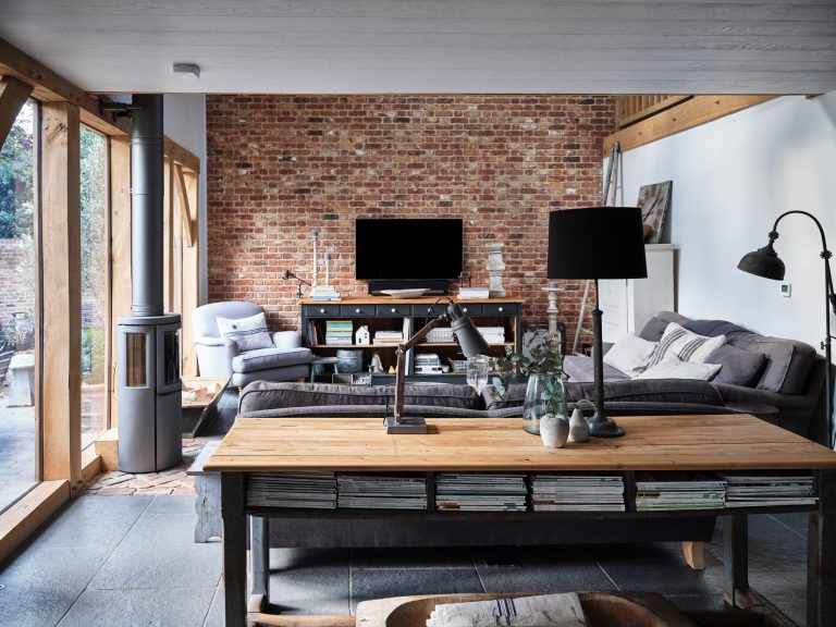 RUSTIC SITTING ROOM WITH EXPOSED BRICK WALL AND FLAG STONE FLOOR - HAGUE BARN HENLEY ON THAMES, RG9 - SHOOTFACTORY - OTHER UK LOCATION HOUSE