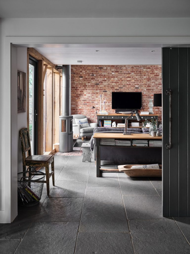 RUSTIC SITTING ROOM WITH FLAG STONE FLOOR AN LOG BURNING STOVE - HAGUE BARN HENLEY ON THAMES, RG9 - SHOOTFACTORY - OTHER UK LOCATION HOUSE