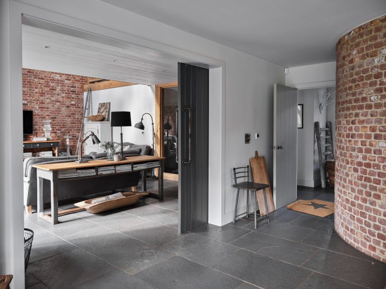 CURVED EXPOSED BRICK WALL AND FLAG STONE FLOOR - HAGUE BARN HENLEY ON THAMES, RG9 - SHOOTFACTORY - OTHER UK LOCATION HOUSE