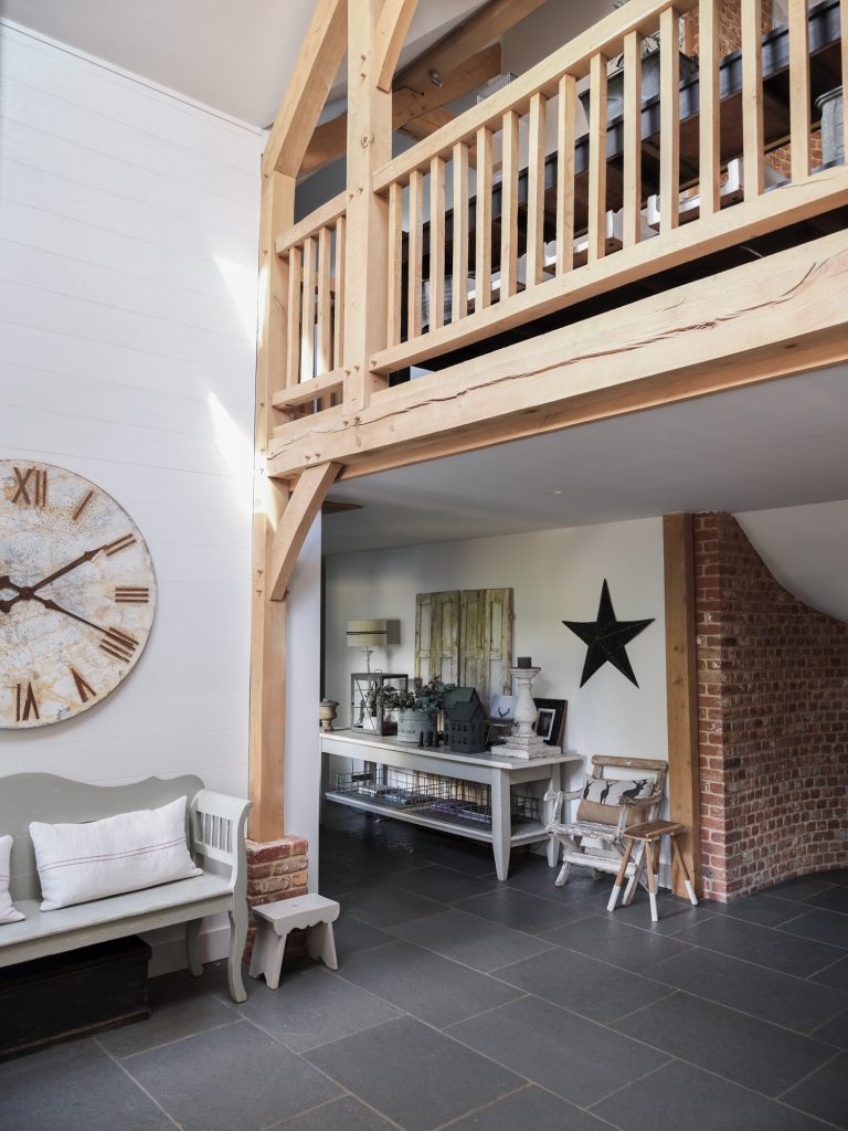 HALL WITH VAULTED CEILING AND GALLERY LANDING - HAGUE BARN HENLEY ON THAMES, RG9 - SHOOTFACTORY - OTHER UK LOCATION HOUSE