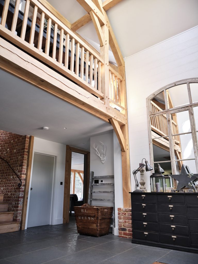 ENTRANCE HALL WITH VAULTED CEILING AND GALLERY LANDING - HAGUE BARN HENLEY ON THAMES, RG9 - SHOOTFACTORY - OTHER UK LOCATION HOUSE