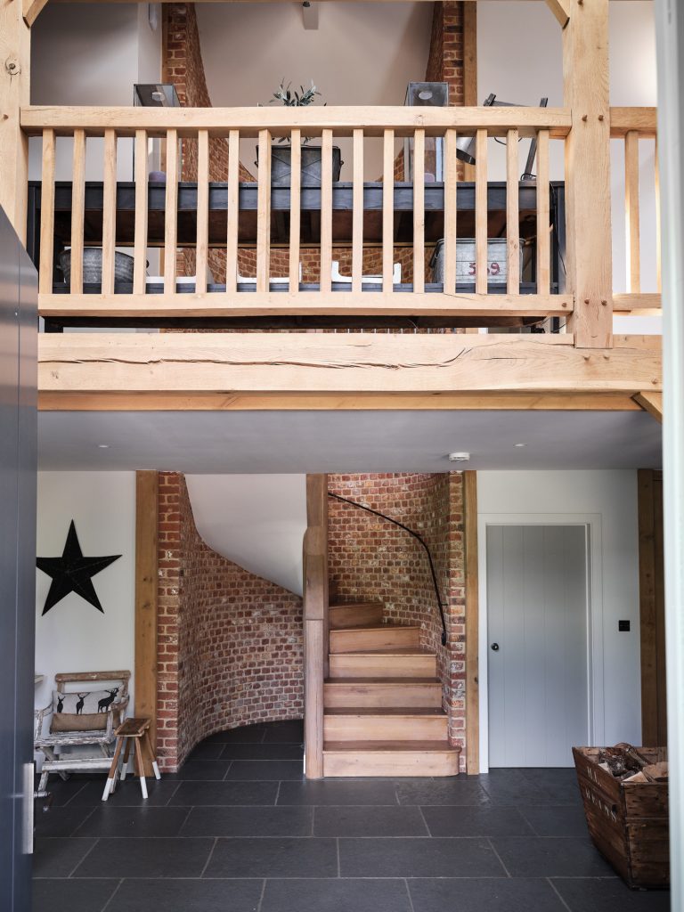HALL WITH GALLERY LANDING - HAGUE BARN HENLEY ON THAMES, RG9 - SHOOTFACTORY - OTHER UK LOCATION HOUSE