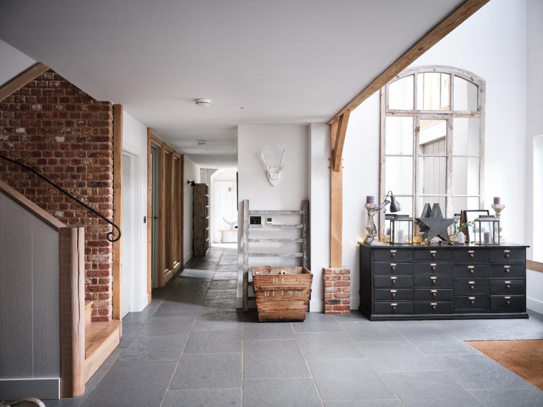 SPACIOUS AND BRIGHT HALL WITH FLAG STONE FLOOR AND RUSTIC FURNITURE - HAGUE BARN HENLEY ON THAMES, RG9 - SHOOTFACTORY - OTHER UK LOCATION HOUSE