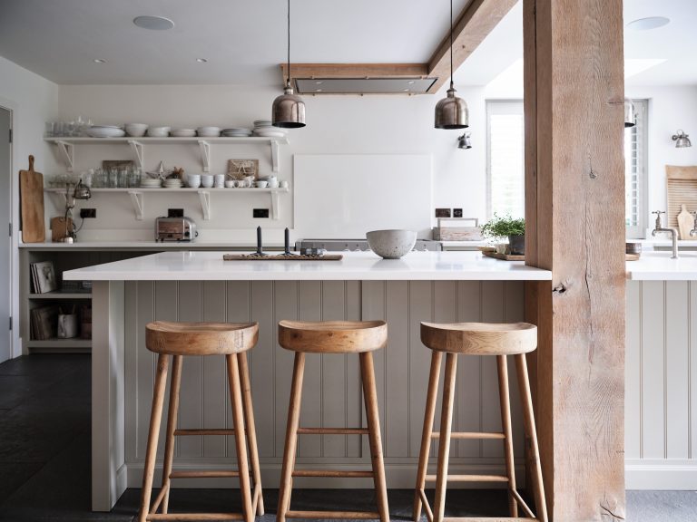 KITCHEN ISLAND WITH OAK BEAM AND BAR STOOLS - HAGUE BARN HENLEY ON THAMES, RG9 - SHOOTFACTORY - OTHER UK LOCATION HOUSE