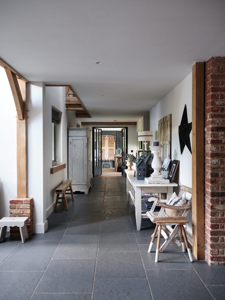 HALLWAY WITH FLAG STONE FLOOR AND RUSTIC FURNITURE - HAGUE BARN HENLEY ON THAMES, RG9 - SHOOTFACTORY - OTHER UK LOCATION HOUSE