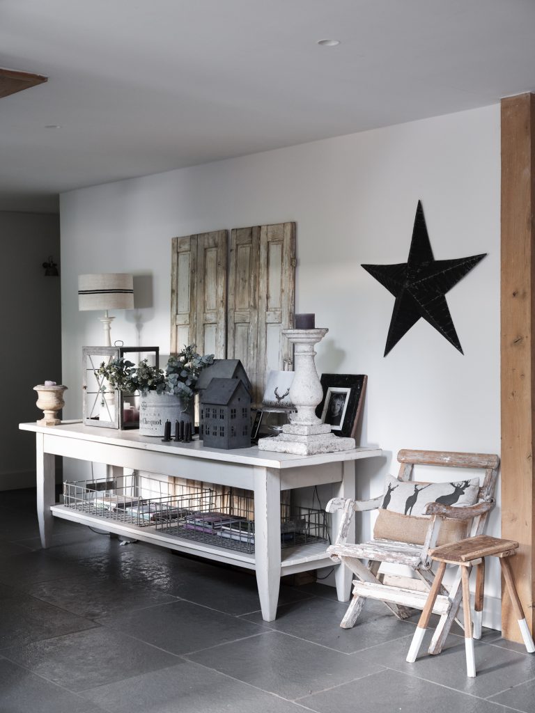 CONSOLE TABLE WITH RUSTIC HOME ACCESSORIES - HAGUE BARN HENLEY ON THAMES, RG9 - SHOOTFACTORY - OTHER UK LOCATION HOUSE