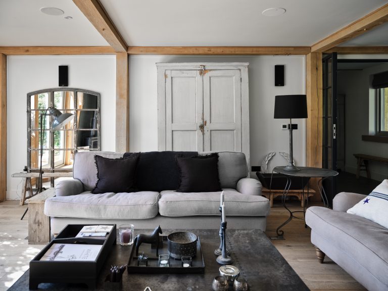 LOUNGE WITH RUSTIC FURNITURE AND ACCESSORIES - HAGUE BARN HENLEY ON THAMES, RG9 - SHOOTFACTORY - OTHER UK LOCATION HOUSE