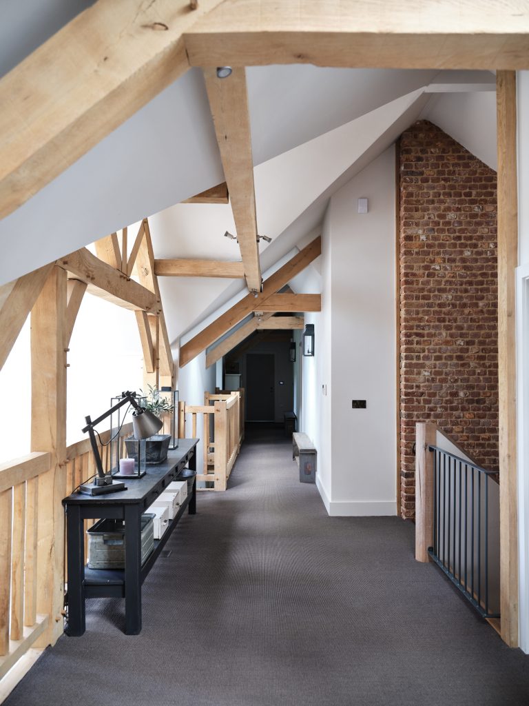 GALLERY LANDING AREA WITH OAK BEAMS - HAGUE BARN HENLEY ON THAMES, RG9 - SHOOTFACTORY - OTHER UK LOCATION HOUSE