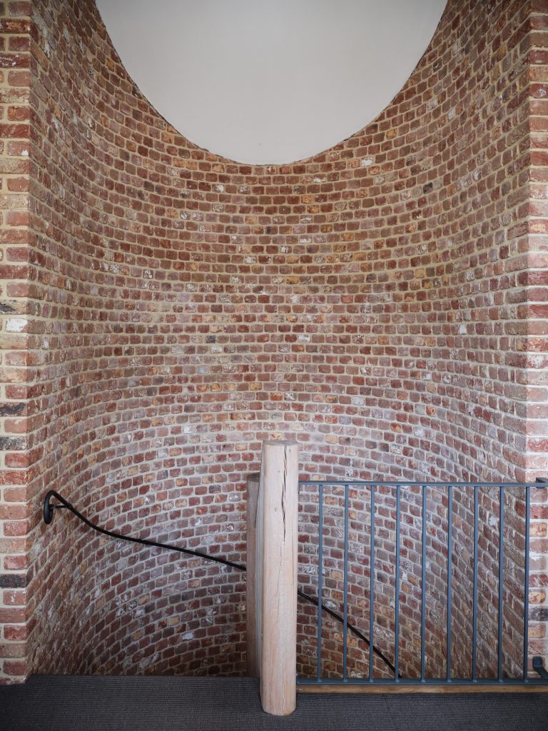 CURVED EXPOSED STAIRCASE WALL - HAGUE BARN HENLEY ON THAMES, RG9 - SHOOTFACTORY - OTHER UK LOCATION HOUSE